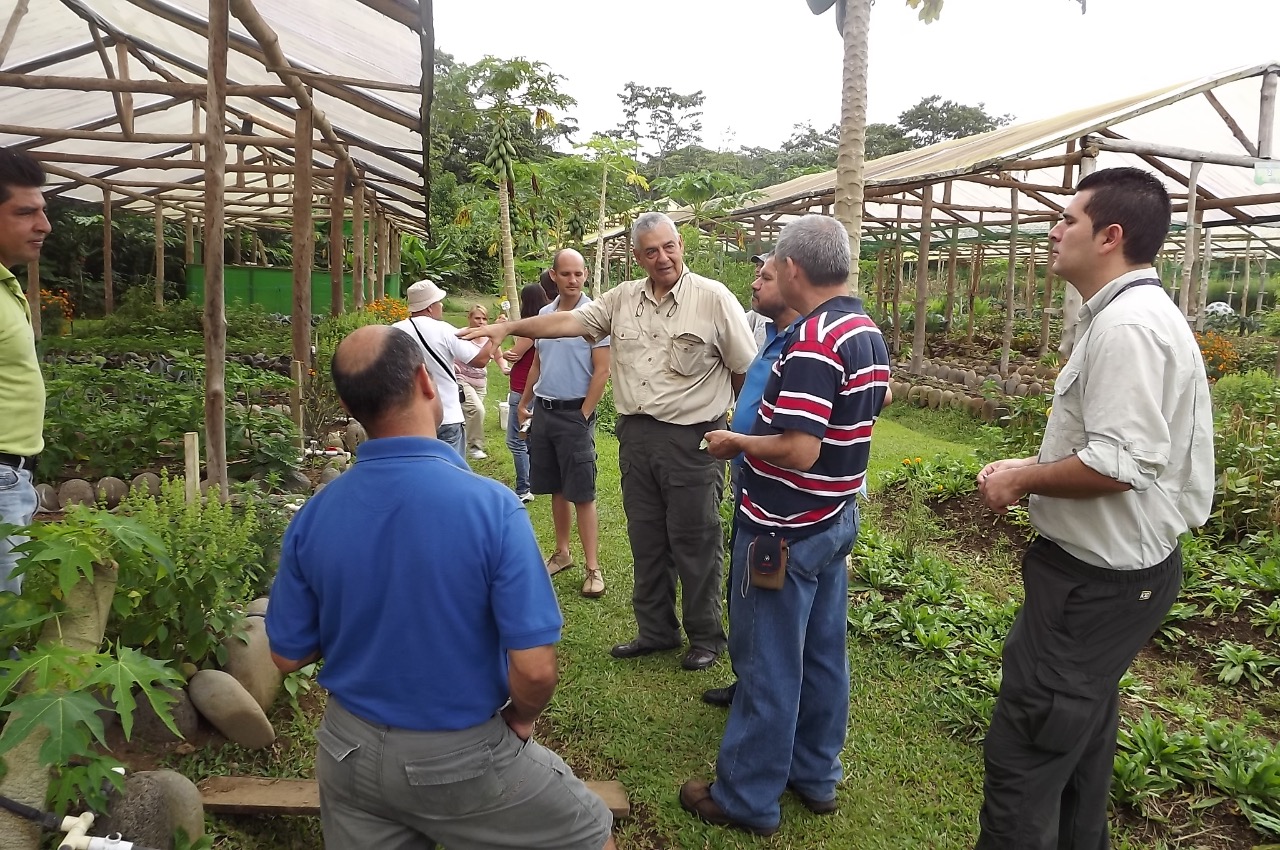 Visitantes aprendiendo de nuestra producción orgánica